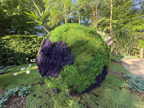 L'oeuvre Planètes de Momoko Seto au Festival international des jardins 2026, Domaine de Chaumont-sur-Loire. © Photo MLD. L'oeuvre présente un rocher sphérique couvert de mousses naturelles de différentes couleurs